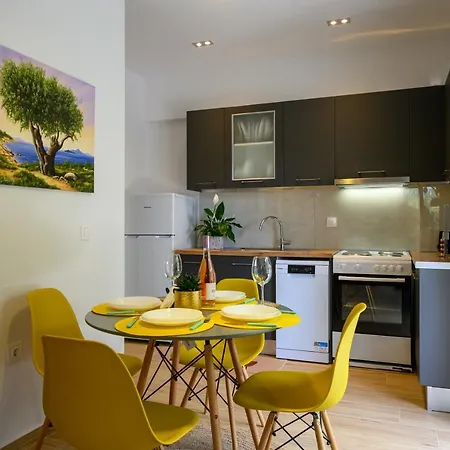 Chic Apartment In Nature, 5-Min Walk To The Beach Kalamata Exterior photo